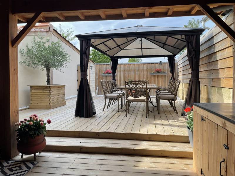AMENAGEMENT BOIS EXTERIEUR, TERRASSE, PERGOLA, CUISINE D'ETE SITUE A LIBOURNE