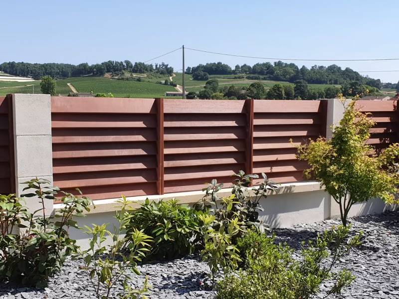 AMENAGEMENT BOIS EXTERIEUR, CLAUSTRA EN BOIS EXOTIQUE PADOUK Situé A SAINT-EMILION près de Libourne